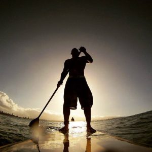 image l'homme qui fait du paddle a saint clair